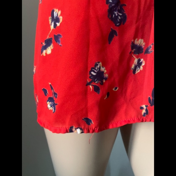 Red top with blue details - Picture 8 of 15